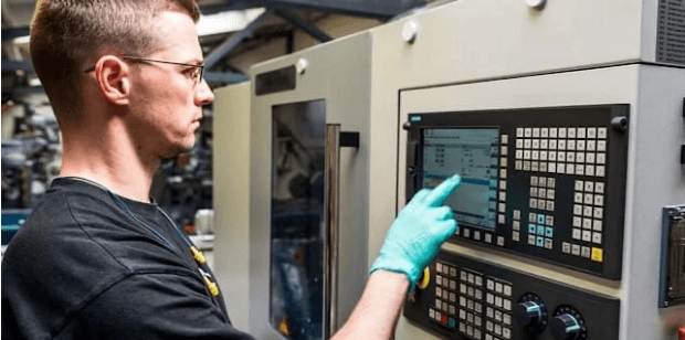 programmer cnc