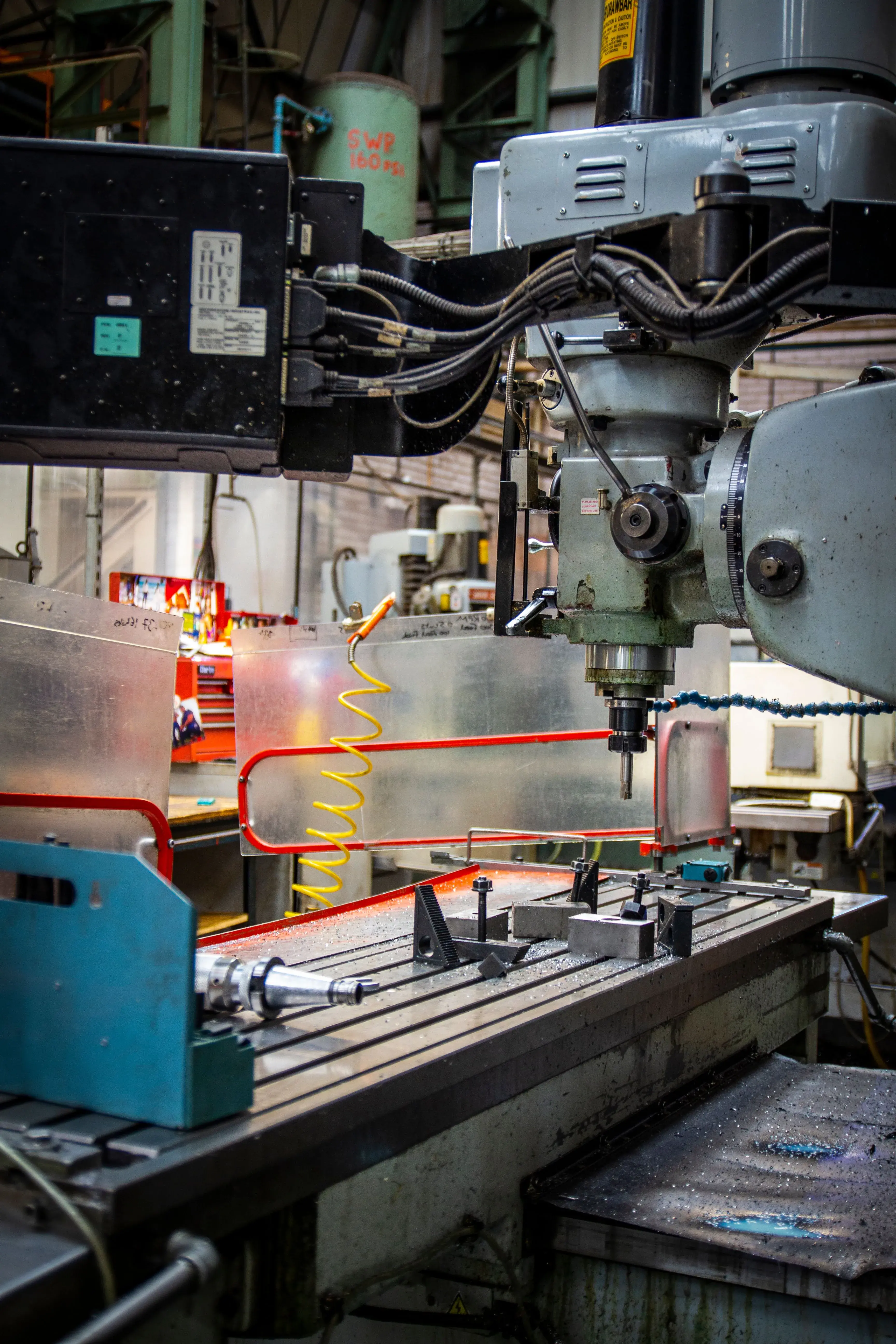 Proses machining di workshop sebagai ilustrasi layanan pembuatan komponen custom STP